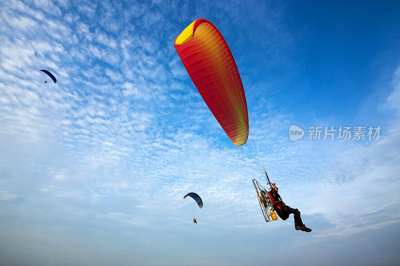 Para motor在美丽的天空中。